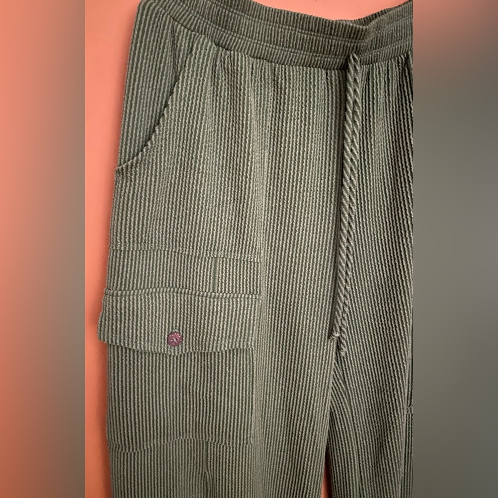 Blumin Apparel Green Wide-Leg Pants. View 5
